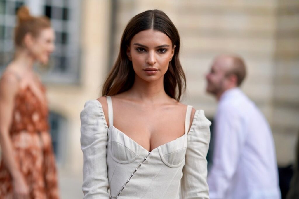 El jinete domina al caballo y lo domestica estirando de sus crines